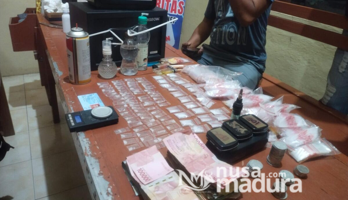 Barang bukti sabu, uang tunai, dan alat pendukung yang diamankan Polsek Masalembu dalam pengungkapan kasus narkotika di Desa Masalima. (Dok. NusaMadura.com)