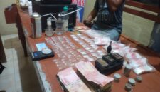 Barang bukti sabu, uang tunai, dan alat pendukung yang diamankan Polsek Masalembu dalam pengungkapan kasus narkotika di Desa Masalima. (Dok. NusaMadura.com)