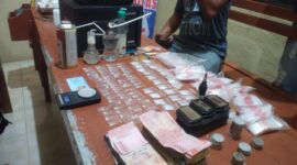 Barang bukti sabu, uang tunai, dan alat pendukung yang diamankan Polsek Masalembu dalam pengungkapan kasus narkotika di Desa Masalima. (Dok. NusaMadura.com)