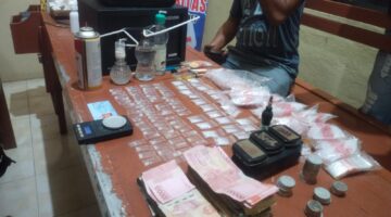 Barang bukti sabu, uang tunai, dan alat pendukung yang diamankan Polsek Masalembu dalam pengungkapan kasus narkotika di Desa Masalima. (Dok. NusaMadura.com)