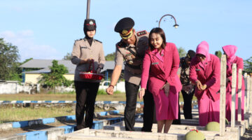 Kapolres AKBP Anang Hardiyanto bersama Ketua Bhayangkari Cabang Sumenep melakukan tabur bunga di TMP Jokotole sambut Hari Bhayangkara ke-80 (Dok. NusaMadura.com)