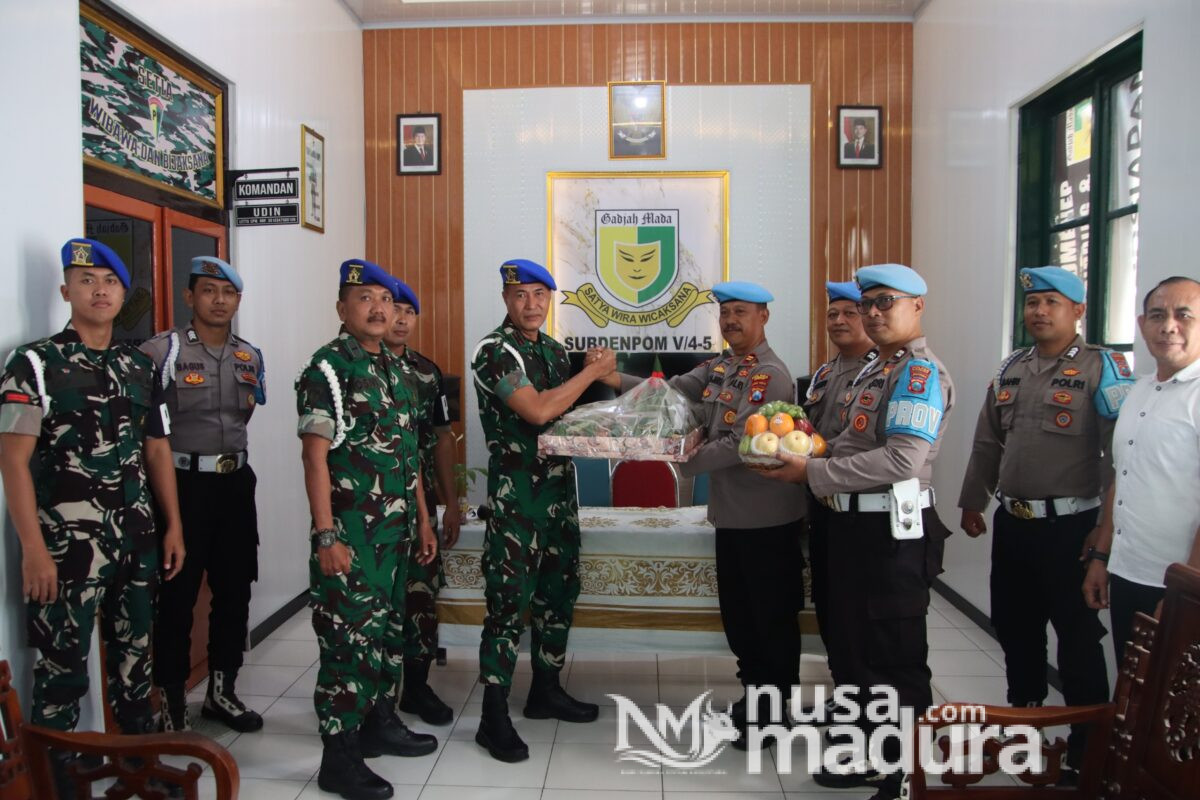 Personel Polres Sumenep menyerahkan tumpeng dan bingkisan kepada Subdenpom V/4-5 Sumenep dalam rangka Dirgahayu Polisi Militer TNI AD ke-80 (FOTO: Dok. NusaMadura.com).