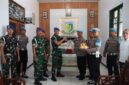 Personel Polres Sumenep menyerahkan tumpeng dan bingkisan kepada Subdenpom V/4-5 Sumenep dalam rangka Dirgahayu Polisi Militer TNI AD ke-80 (FOTO: Dok. NusaMadura.com).