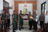 Personel Polres Sumenep menyerahkan tumpeng dan bingkisan kepada Subdenpom V/4-5 Sumenep dalam rangka Dirgahayu Polisi Militer TNI AD ke-80 (FOTO: Dok. NusaMadura.com).