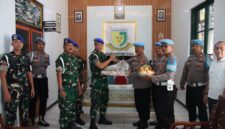 Personel Polres Sumenep menyerahkan tumpeng dan bingkisan kepada Subdenpom V/4-5 Sumenep dalam rangka Dirgahayu Polisi Militer TNI AD ke-80 (FOTO: Dok. NusaMadura.com).