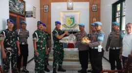 Personel Polres Sumenep menyerahkan tumpeng dan bingkisan kepada Subdenpom V/4-5 Sumenep dalam rangka Dirgahayu Polisi Militer TNI AD ke-80 (FOTO: Dok. NusaMadura.com).