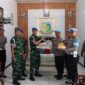Personel Polres Sumenep menyerahkan tumpeng dan bingkisan kepada Subdenpom V/4-5 Sumenep dalam rangka Dirgahayu Polisi Militer TNI AD ke-80 (FOTO: Dok. NusaMadura.com).